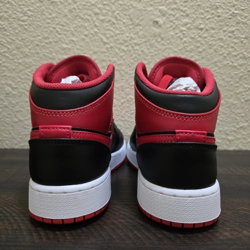 Air Jordan Nike 1 Mid Black Red Sneakers Youth Size 5 Retro‎ Basketball Athletic